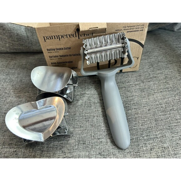 Pampered Chef Rolling Cookie Cutter Heart Fluted Circle Retired 1442 - Picture 3 of 8
